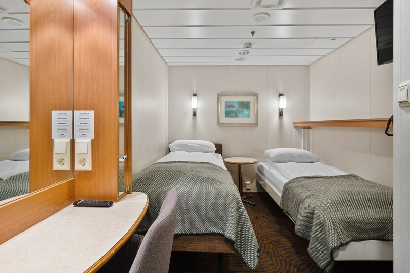 Polar Inside | Twin on lower deck